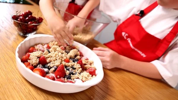 Сверху насыпать слой крошки, чтобы она полностью закрывала ягоды.
