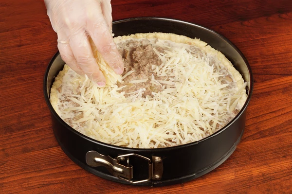 Сверху посыпать натертым сыром и поставить в разогретую до 180-200С духовку на 30 минут.