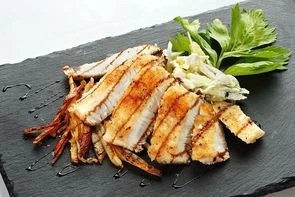 Филе судака с фреш салатом