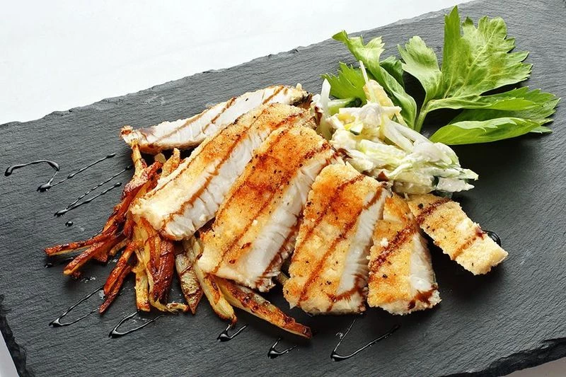 Филе судака с фреш салатом