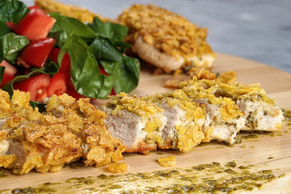 Подать хрустящие стейки со свежими овощами.