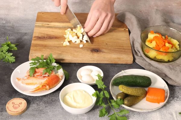 Яйцо нарежьте кубиками — 0,5х0,5 см. Переложите к овощам.