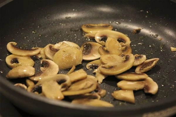 Выложите рукколу красивой горкой на блюдо.