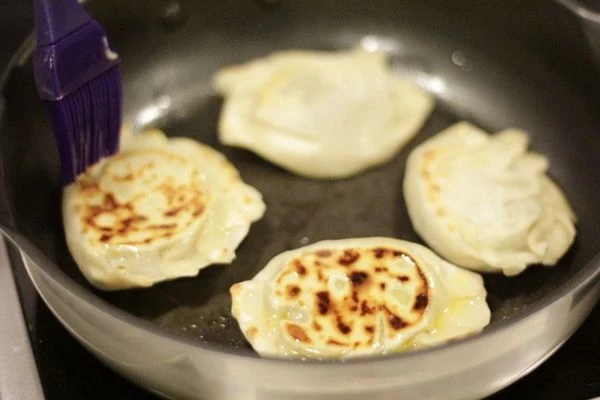 Обжарить получившиеся чебуреки на сухой сковороде до золотистого цвета. (сковороду лучше взять с не пригорающей поверхностью)