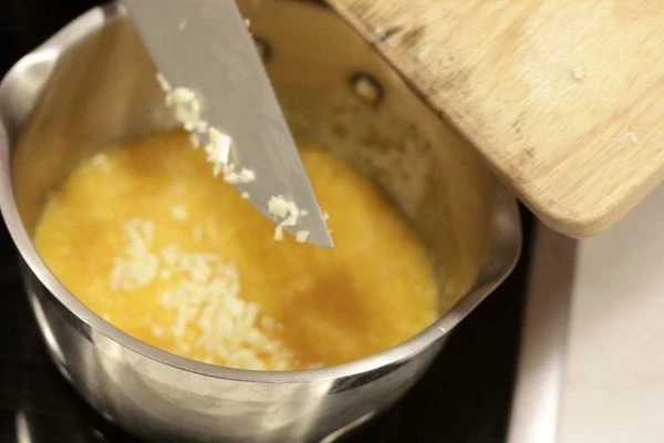 С одного мандарина срезать тонко цедру, нарезать ее соломкой. Почистить мандарины, несколько долек оставить для оформления.