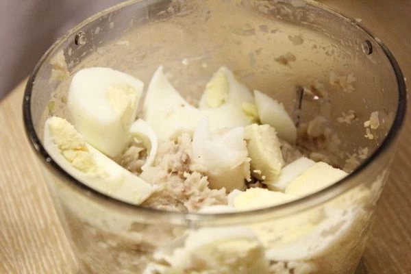 В блендере или на мясорубке перекрутить лук, яблоки, сельдь, яйцо, отжатую булочку.