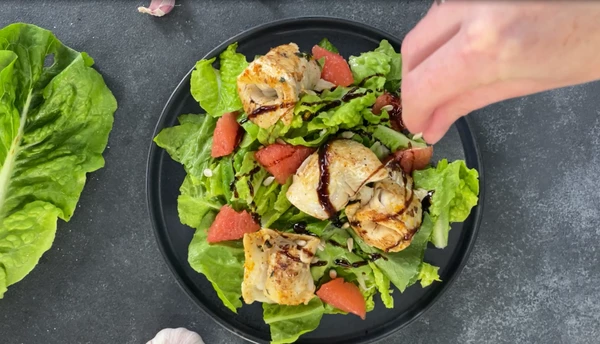 Полить бальзамическим соусом. Посыпать семечками подсолнечника. Приятного аппетита!
