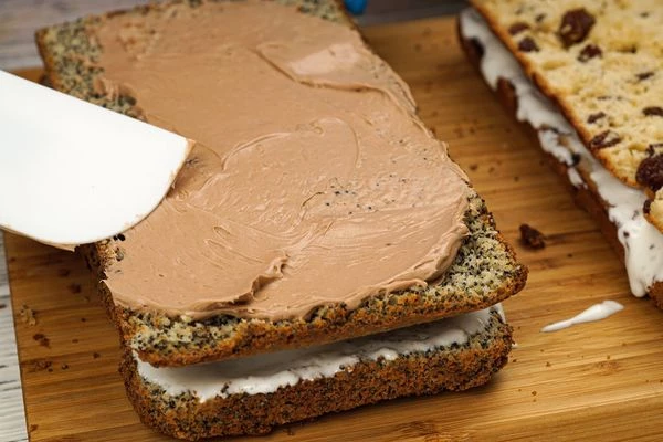 Сложить коржи один на другой, промазывая шоколадным кремом. 