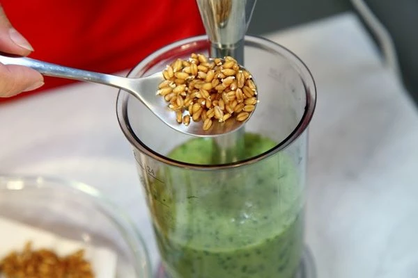 Добавьте пророщенную пшеницу и еще раз хорошо взбейте блендером. 