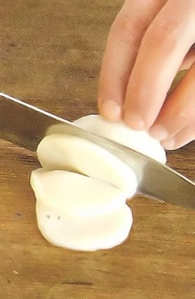 Из лимона выжмите сок. Чай заварите в 1 /2 стакане кипятка, положив половинку выжатого лимона. Остудите, 20 мин., положите пару кусочков льда.