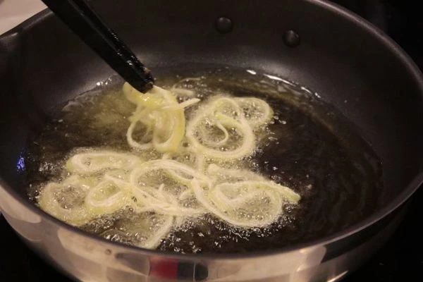 Обвалять в муке с перцем. Обжарить до золотистого цвета в разогретом оливковом масле.