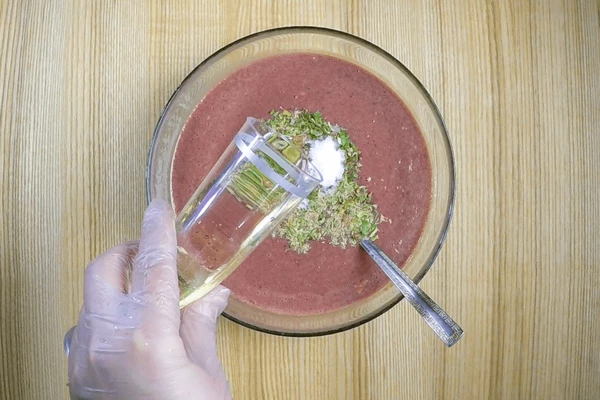 Затем добавить яйцо, специи, белое вино, размягченное сливочное масло и сливки, хорошо перемешать