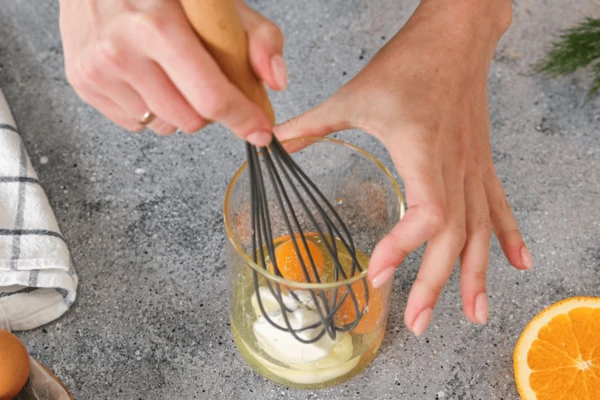 Перемешать венчиком.

