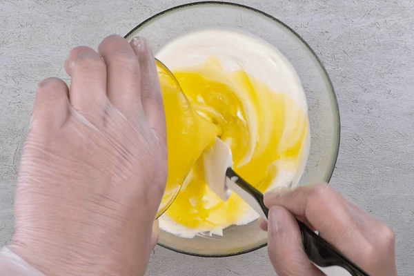 Добавить растопленное сливочное масло.