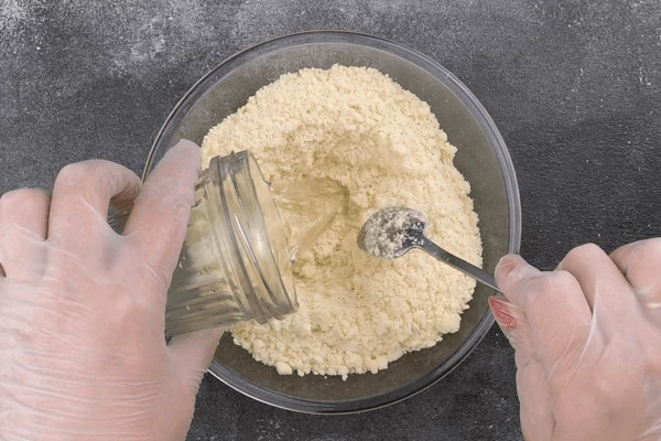 В холодной воде растворить соль и сахар, затем добавить к крошке, замесить тесто. 