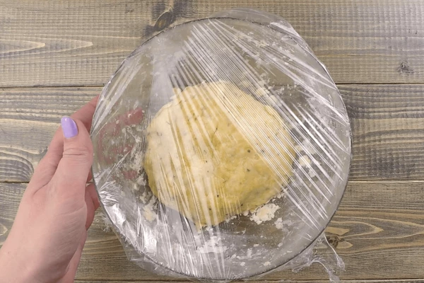 Накрыть пищевой пленкой и дать 15 минут постоять в тепле. 