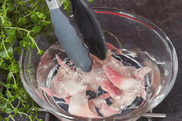 Моллюска разморозить на нижней полке холодильника, промыть. Опустить в кипящую воду на 1 минуту. Охладить в холодной воде в течение 1 - 2 минут.