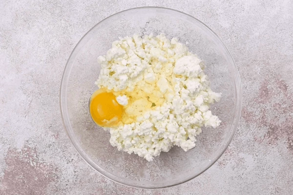 В чашке смешать творог и 1 яйцо. 