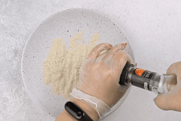 Для панировки используем муку из зеленых бананов с добавлением соли и перца. 