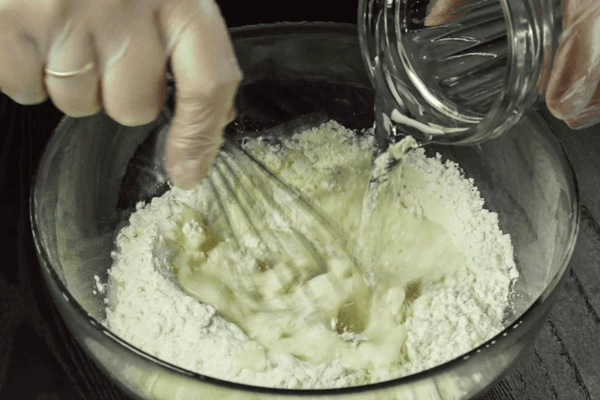 Для второго способа приготовьте кляр: смешайте 1 стакан муки, соль, холодную воду. Хорошо взбейте венчиком до получения однородного теста, консистенции как на оладьи.