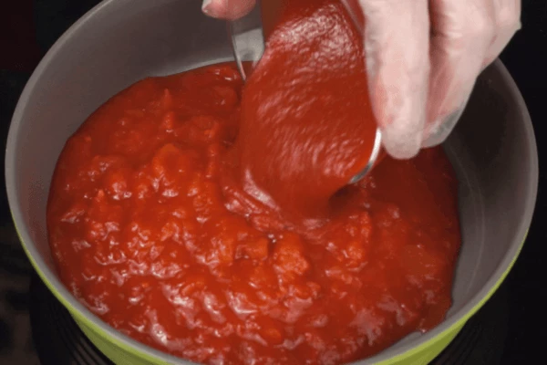  Приготовить соус: для этого помидоры в собственном соку кусочками смешать с томатным соусом и выпарить до консистенции соуса.