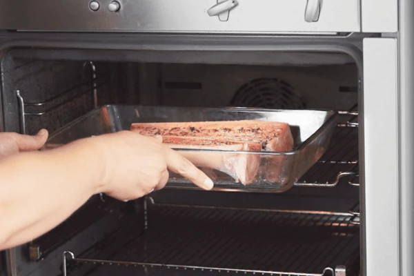 Поставить в разогретую до 190-200С духовку примерно на 20 минут.