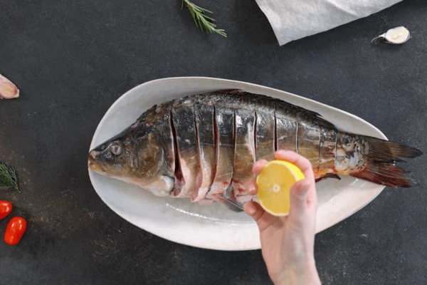 Сбрызнуть рыбу соком половины лимона, мариновать 1 час.