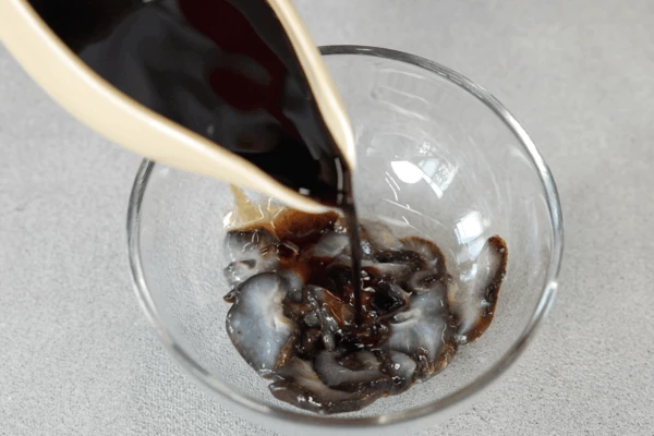 Полить соевым соусом и рисовым уксусом.