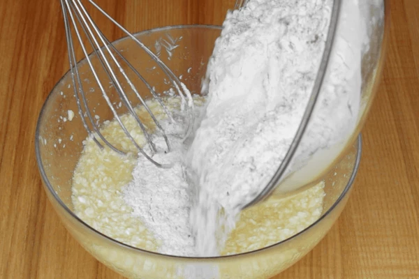 Муку смешать с разрыхлителем и специями, аккуратно добавить к яичной смеси.  