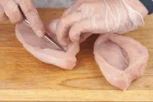 Куриную грудку зачистить, прорезать с одной стороны филе, чтобы получился кармашек. 