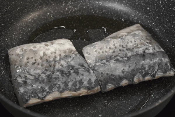 На сковороду налить масло, выложить стейки, сбрызнуть соком лимона, посолить, поперчить, обжарить до готовности, переложить на тарелку.
