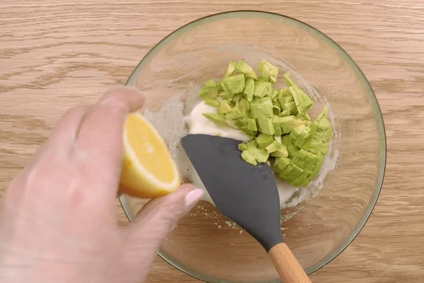 Добавить к яичной массе, сбрызнуть лимонным соком, хорошо перемешать.