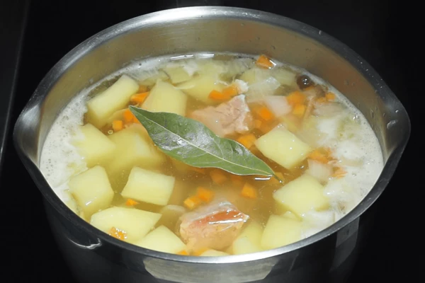 Добавить рыбу и лавровый лист.