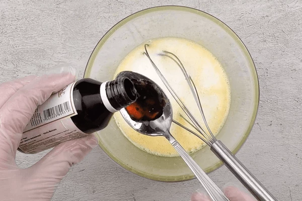 Затем добавить молоко, мед, ванильный экстракт, разрыхлитель, соль, взбить венчиком. 