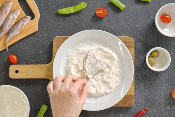 Муку смешать с солью и перцем. Обвалять в муке барабульку.
