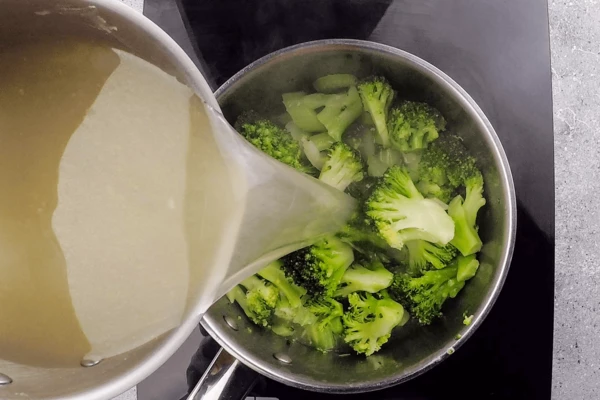 Затем добавить брокколи, обжарить 4-5 минут, влить бульон. Варить 5-10 минут, до мягкости капусты. 