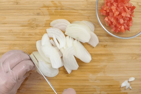 Помидоры нарезать кубиком 0,5*0,5см, лук нарезать тонким пером.