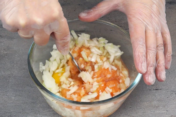 В икру добавить яйцо, крахмал, соль, перец, мелко нарезанный лук. 