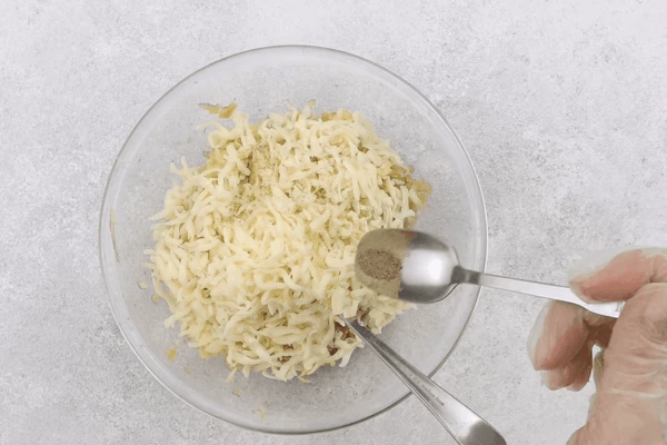 Добавить тертый сыр.