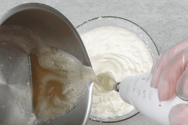  Желатин растопить, не доводя до кипения, и влить тонкой струйкой, продолжая взбивать в сливочно-йогуртовую смесь.