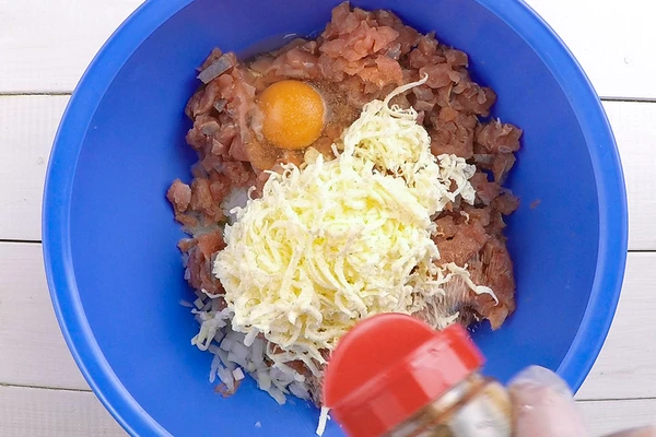 Разбить 1 яйцо, посолить, поперчить по вкусу, хорошо перемешать.