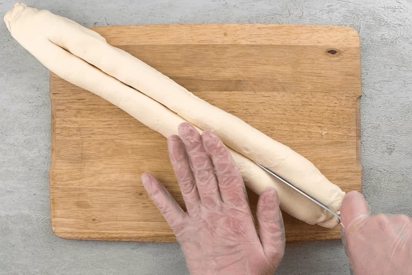  Сделать вдоль рулета надрез, оставляя кончик ~3-4 см не разрезанным. 