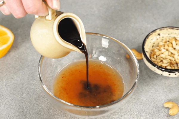 Влить соевый соус и кунжутное масло. 
