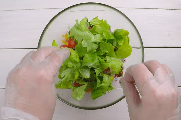 Салат нарвать крупными кусками.