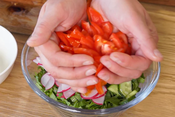 Щавель нарезать соломкой, редис и огурцы — полукольцом, яйца и помидоры — ломтиками. Смешать в глубокой чашке.