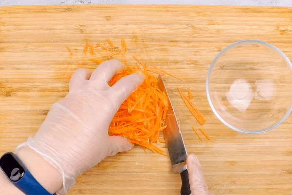 Соломку моркови посыпать немного солью, дать постоять в холодильнике 15-20 минут. Затем отжать от сока и лишней соли.