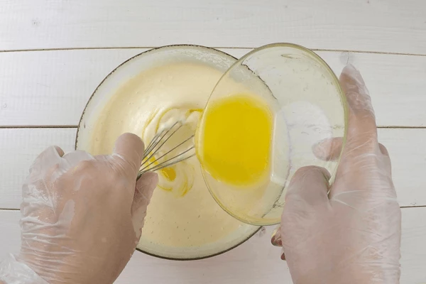  Влить растопленное сливочное масло. 