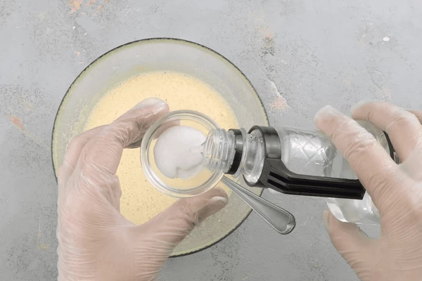 Влить гашеную соду. 