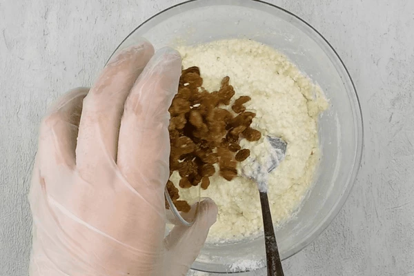 Добавить соль и изюм. Размешать до однородной массы. 