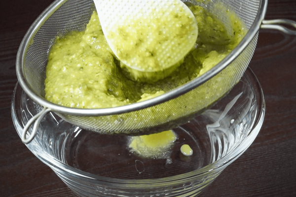 Пробитую в блендере фейхоа с сахаром протереть через мелкое сито в пюре.